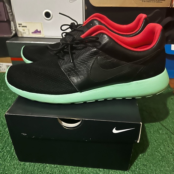 Yeezy Roshe run size 10.5 slightly worn 2 x times - Picture 3 of 4